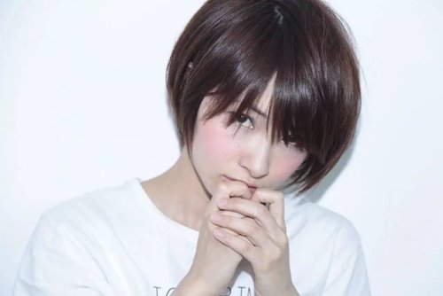 日系温柔款式短头发设计 纯美亮眼的女生卷发图片