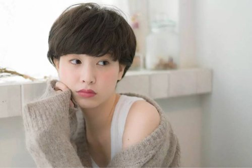 日系温柔款式短头发设计 纯美亮眼的女生卷发图片
