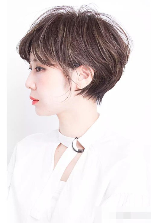 日系温柔款式短头发设计 纯美亮眼的女生卷发图片
