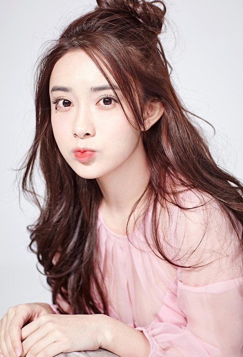 圆脸女生长发适合什么发型 让你变的更加完美的扎发