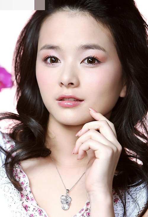 爆红女公主烫长头发造型 蓬松修颜添气质的卷发图