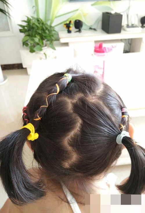 小女孩怎么弄大款的头发 隆重场合孩子扎出的发型
