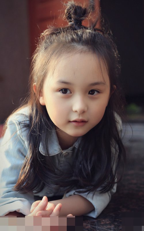 小女孩怎么弄大款的头发 隆重场合孩子扎出的发型