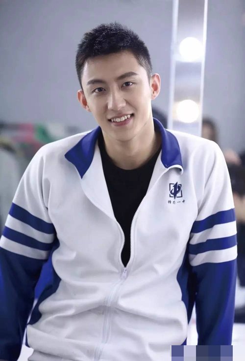 ��ѧ��¶��ͷ�ķ���ͼƬ ����˧����������緢��