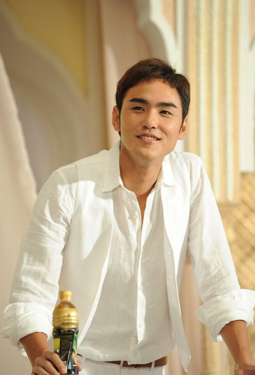 20年男生适合短发发型 清秀男剃出的短头发造型