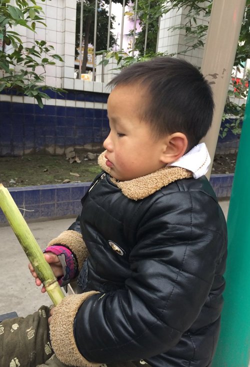 3��С�к��Ķ̷�����ͼƬ �����ʼ��ߵĺ��ӷ���