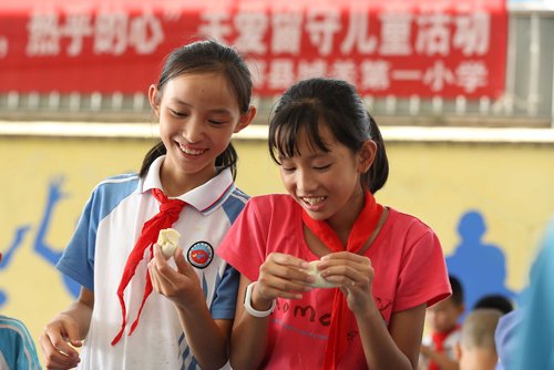 怎么给9岁女孩子扎头发 小女孩可爱辫子扎发图片