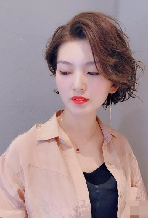 Ů������Ȼʱ�ж̷����� �����۵Ķ�ͷ�����̵�