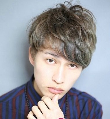 时尚与流行几乎都是挂钩的,男生的时尚染发发型中,怎么打理头发让造型