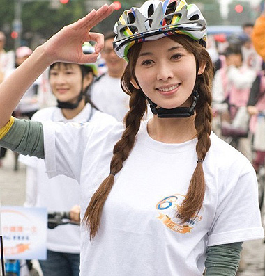 女生双马尾发辫 清纯减龄楚楚动人