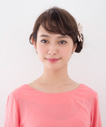 蓬松斜刘海丸子头扎法 女生丸子头扎法步骤