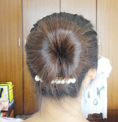 卷发花苞头的扎法 卷发花苞头的扎法图解